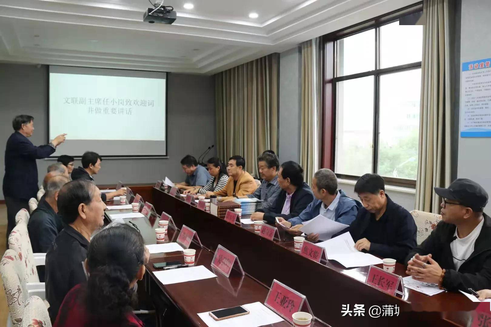 蒲城县诗词曲联学会与铜川市漆水雅音诗社首先相互赠送了书籍.
