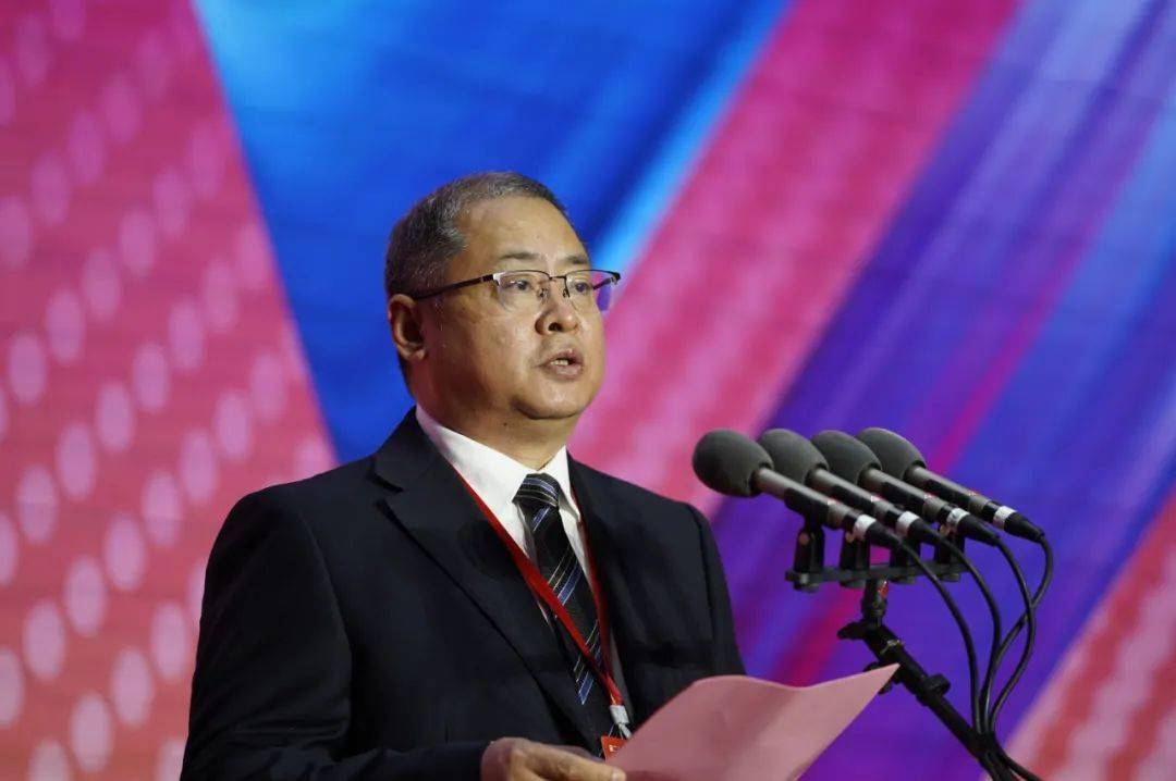 他首先代表辛集市委,市人大,市政府,市政协和热情好客的63万辛集人民