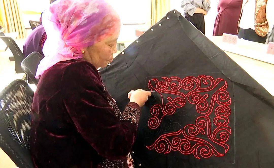 刺绣 【非遗文化】阿克塞县举办“巾帼巧手·绣美阿克塞” 迎国庆哈萨克族刺绣比赛