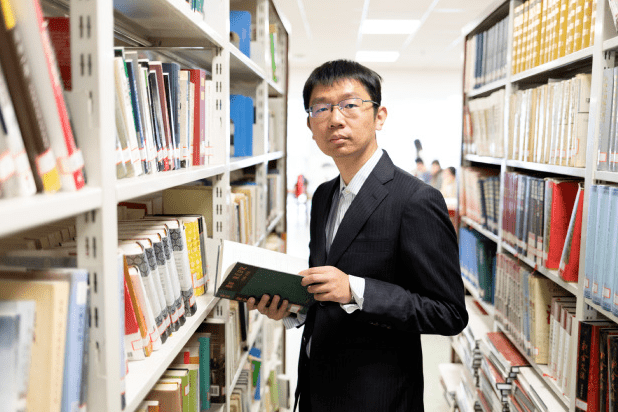 教师访谈ta的背面仇鹿鸣在自由的环境中野蛮生长