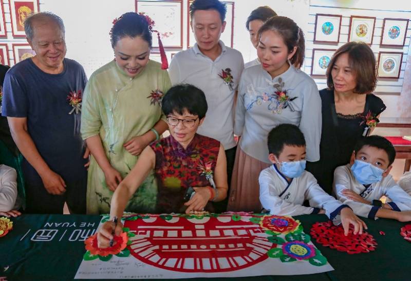 复活|非遗传承人饶宝莲复活失传之剪纸技艺走进岭南和园