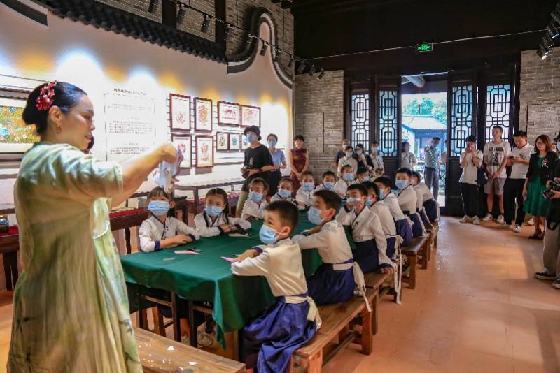 复活|非遗传承人饶宝莲复活失传之剪纸技艺走进岭南和园