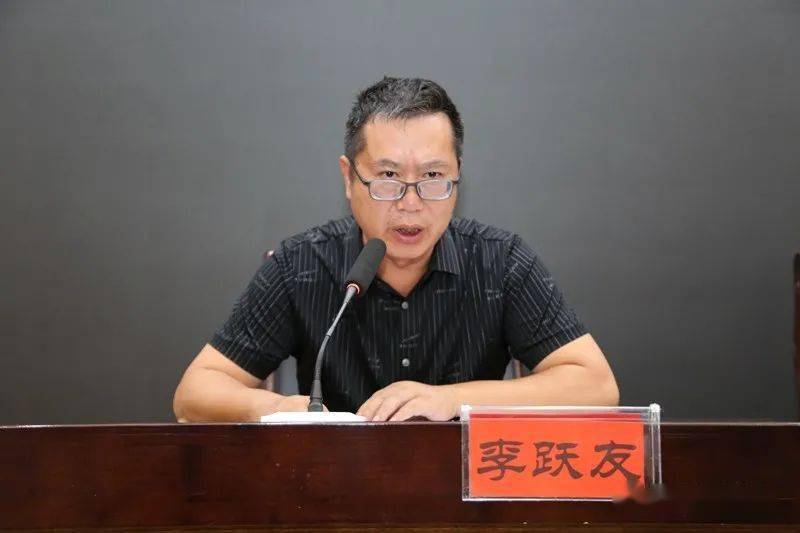 市教育局党委委员,副局长,机关纪委书记李跃友总结了前一阶段全市师德