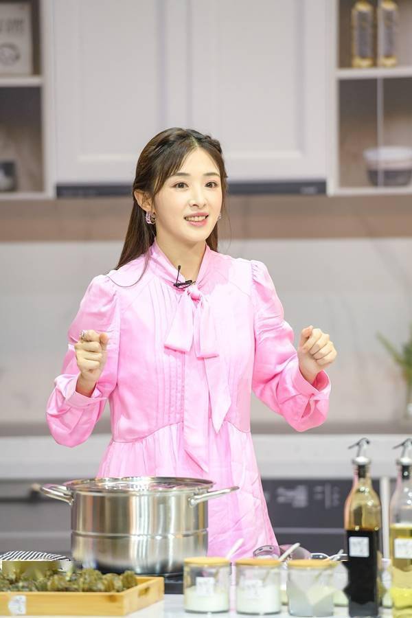 张含韵|张含韵在《姐姐的菜》中分享瘦身秘诀：严格控糖，饮料从来不喝