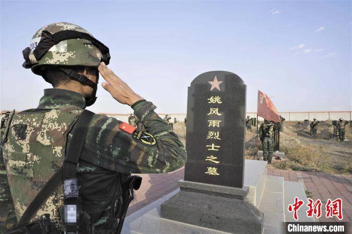金黄秋菊盛开在独山子烈士陵园