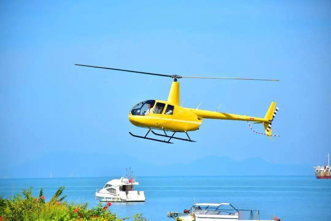 去大小洞天乘坐直升机俯瞰大海,到海棠湾后海村乘艇冲浪,去鹿回头鹿见