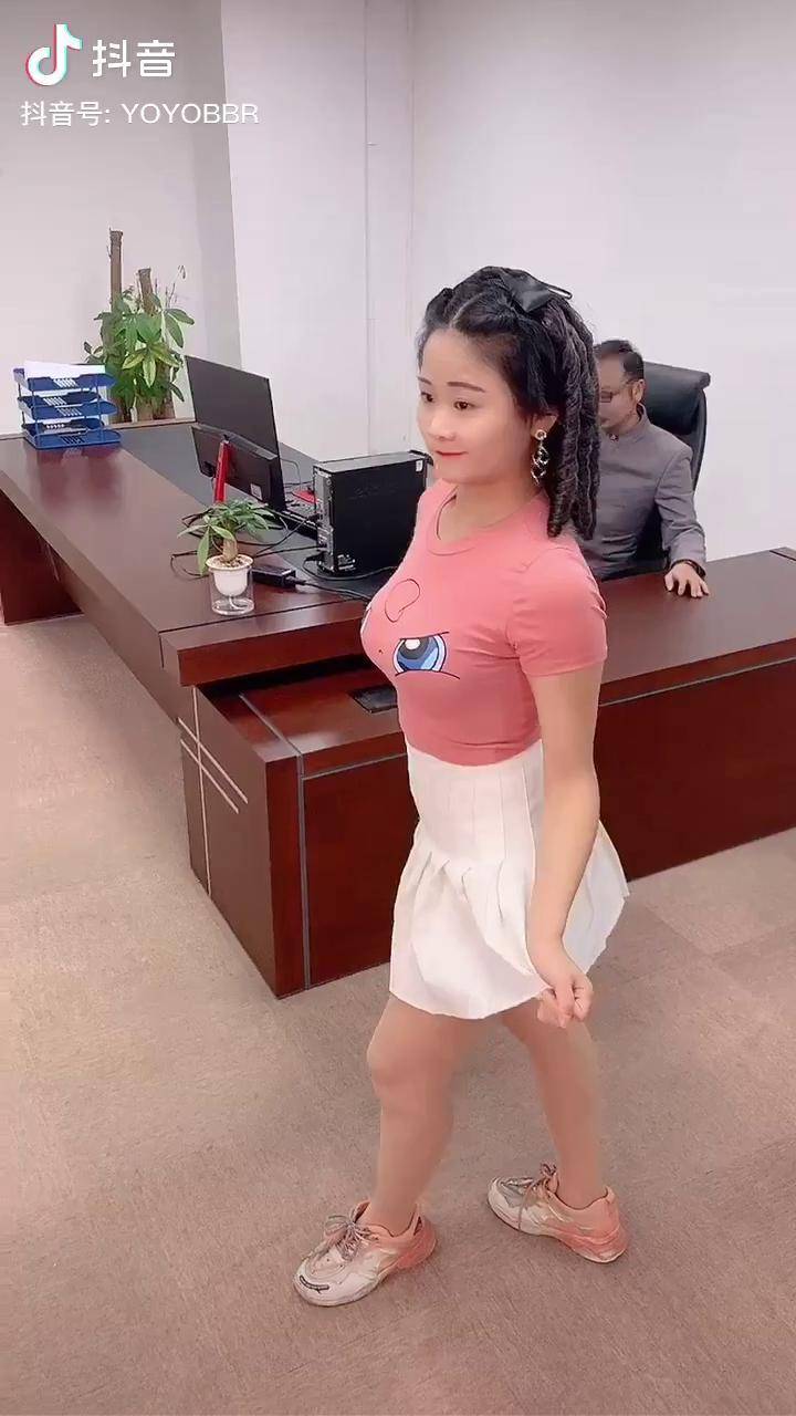 和最火的手指舞哥哥同框alekskostdou小助手罗悠悠同学花絮