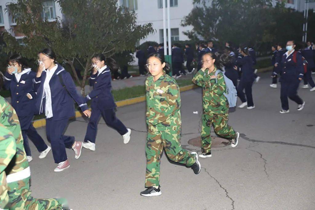 张家口市第一中学临危不乱防患未然我校举行宿舍应急疏散演练