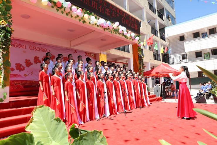 唱响课堂,振奋师生精神,也希望全校师生继续发扬修文二中"闯"的精神