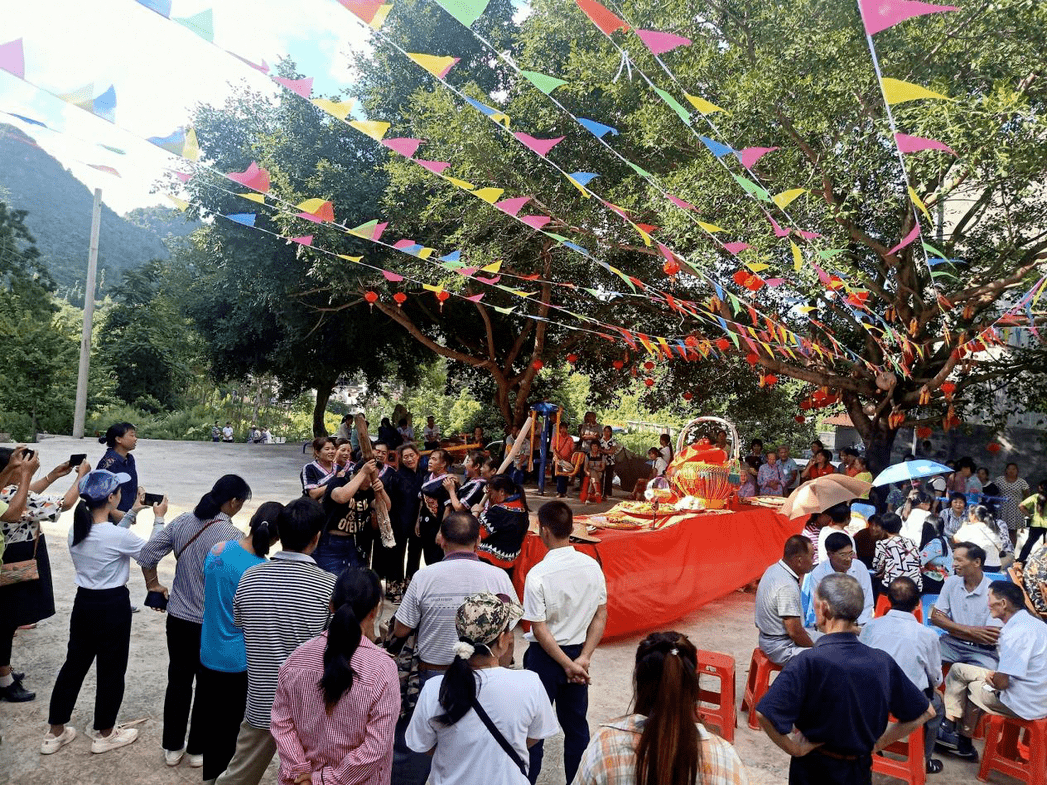 巴别乡麦秆花篮村群众欢歌笑语庆丰收