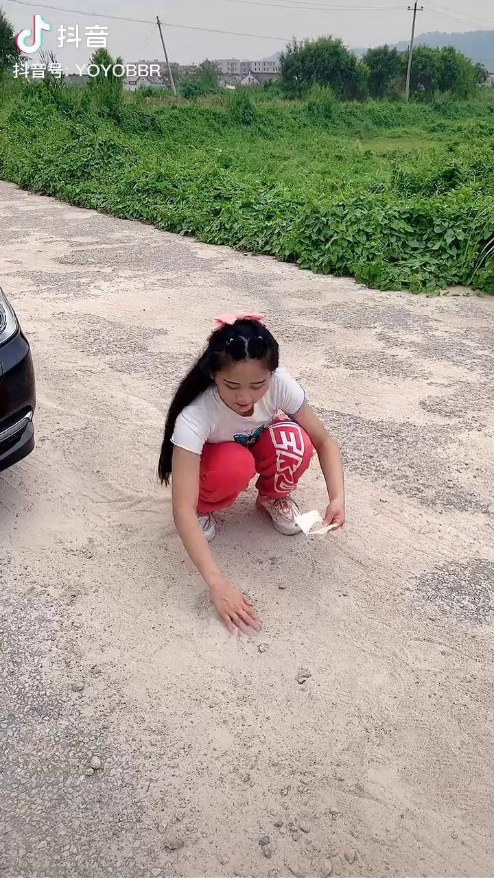 开汽车专门来玩沙子的dou小助手主持人罗悠悠不倒翁舞蹈