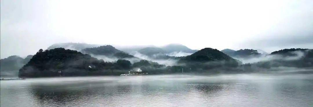 千山水,犹道桐庐更清美"的赞许,范仲淹挥毫写下了《潇洒桐庐郡十绝》