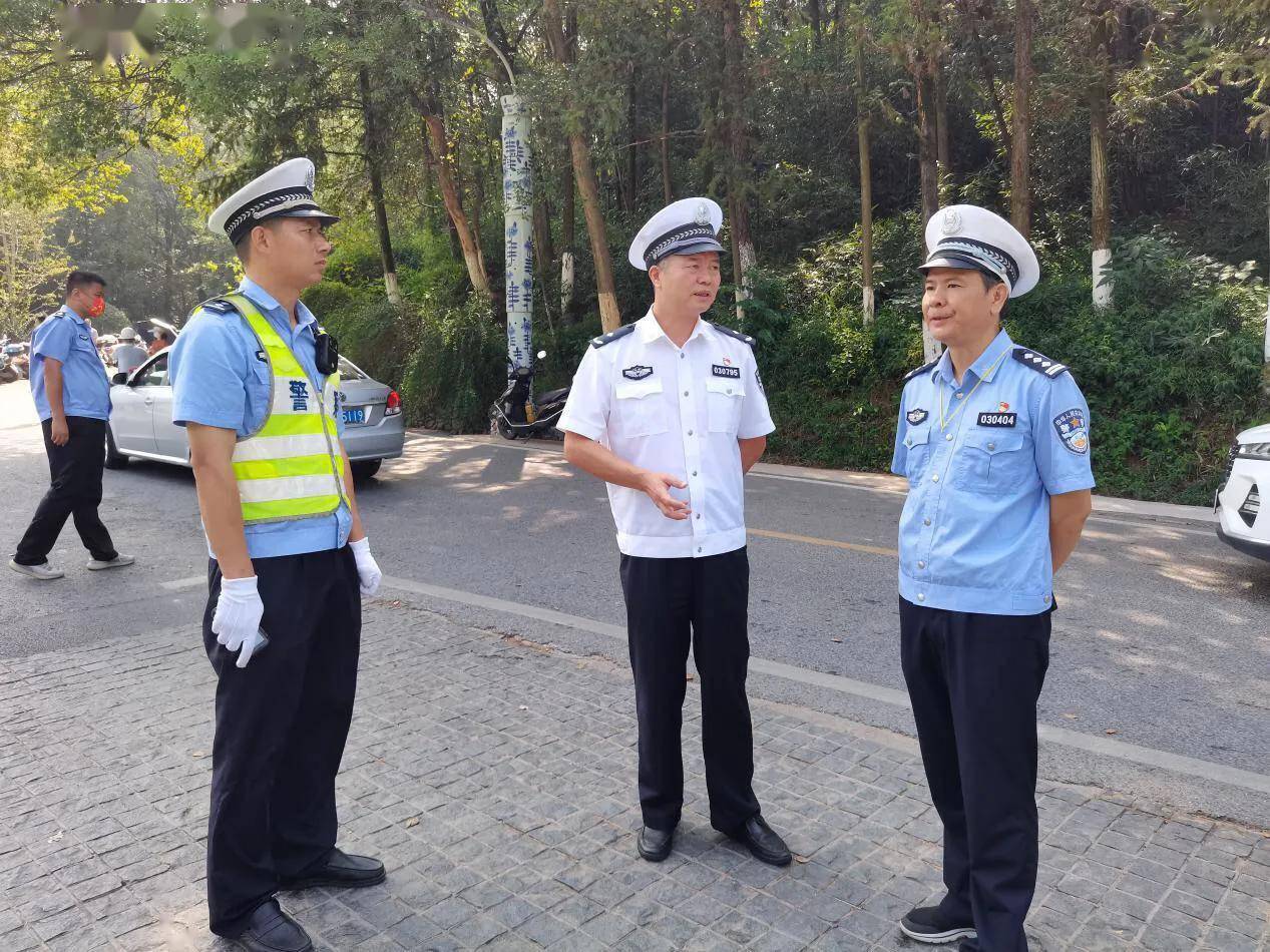 景德镇市公安局交警支队支队长李维明深入基层大队检查指导国庆道路