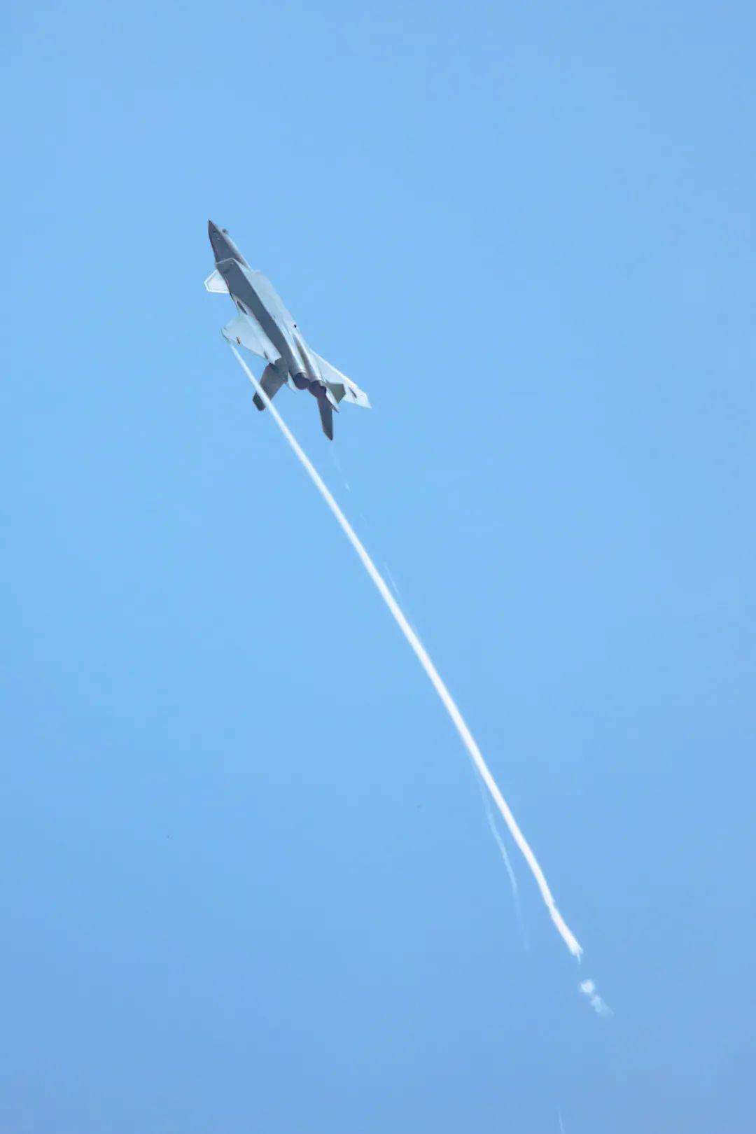 歼-20 在第十三届中国航展上飞行表演1949年开国大典阅兵式上的飞机