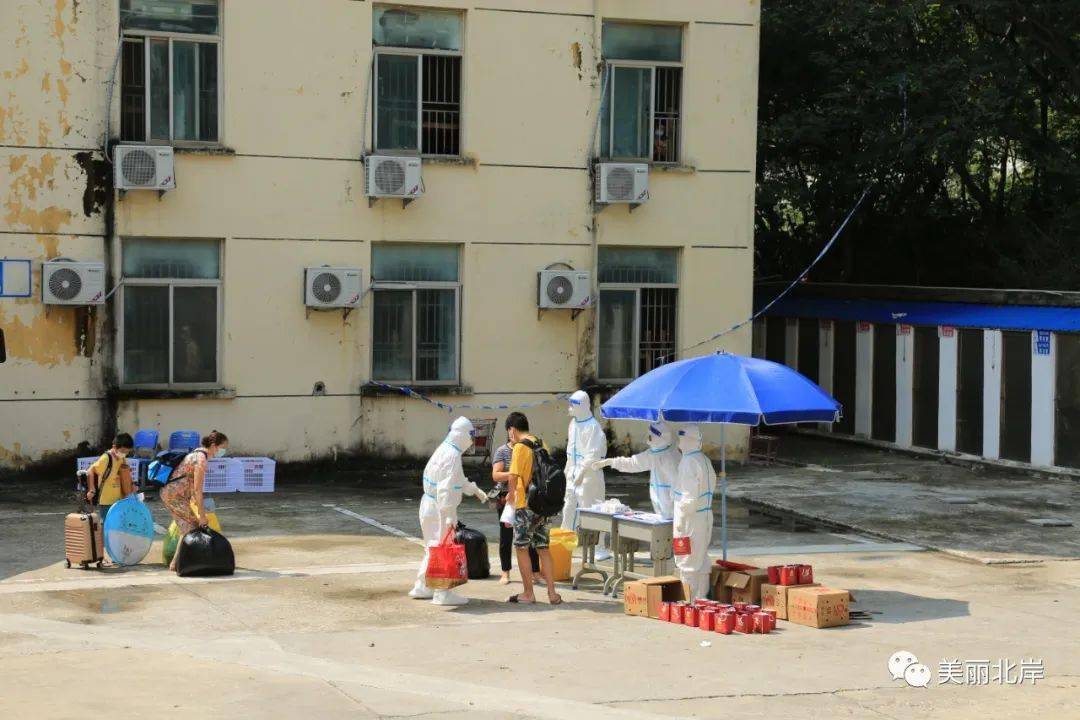 祝福祖国我们回家啦北岸送别113名解除隔离人员