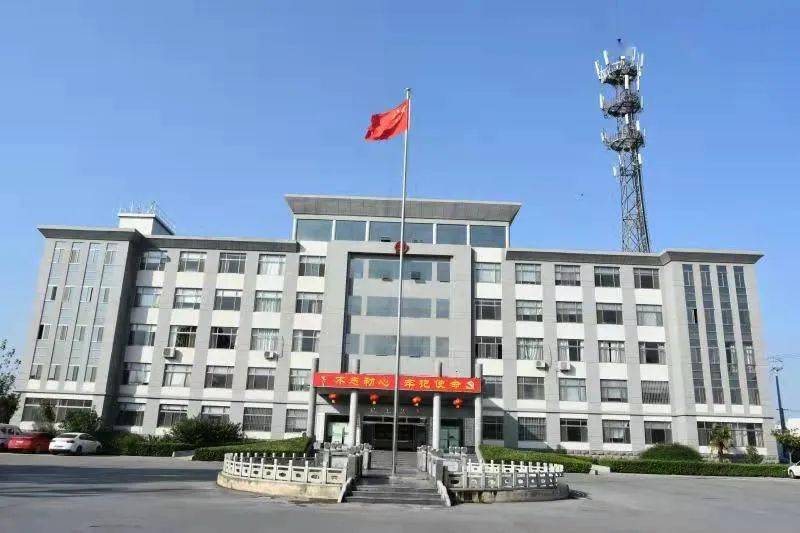 为喜迎国庆,姚村镇人民政府驻地挂起了火红的灯笼,喜庆的红灯笼与迎风