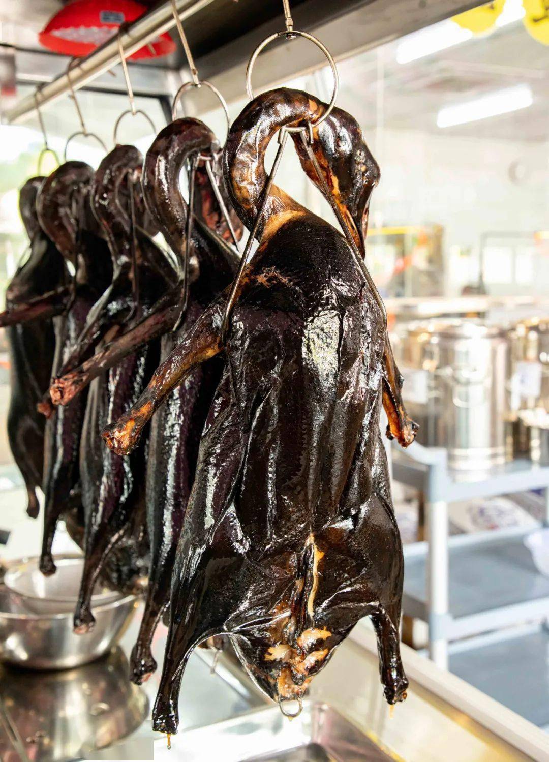 它是烤焦了作为鹅中贵族的黑松露烧鹅重磅推荐—黑松露烧鹅鹅份量大