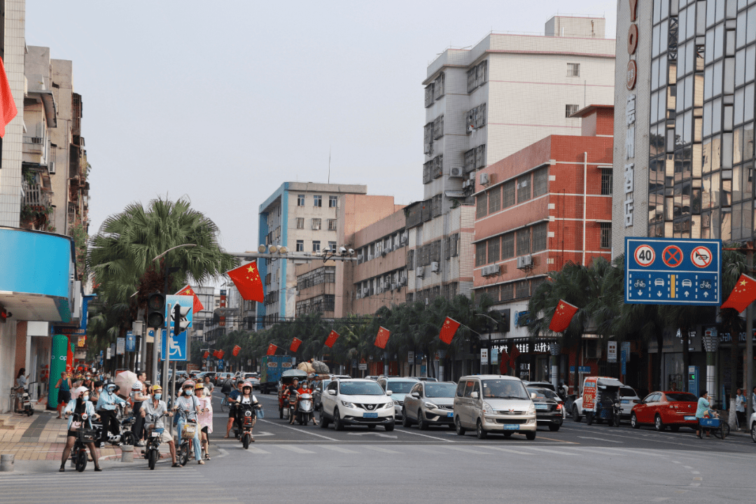 看高明街头亮眼的中国红