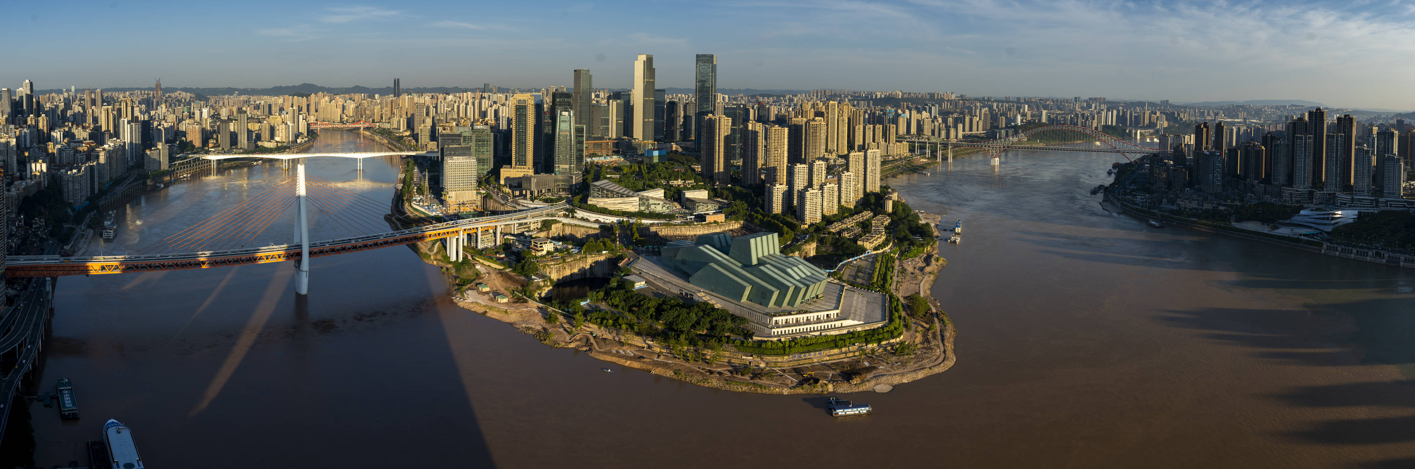 新华社照片,重庆,2021年10月1日重庆:实施城市更新 塑造山水相依的