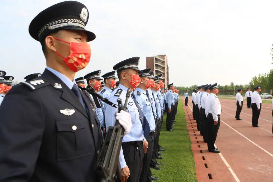 天津市公安局特警总队隆重举行国庆升国旗仪式