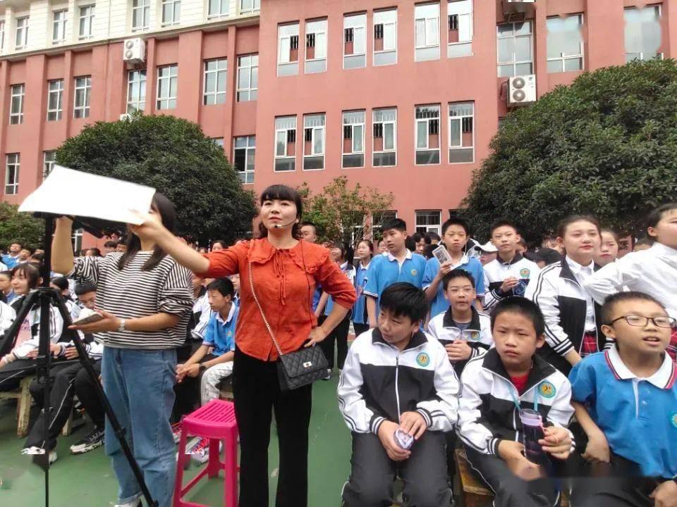 略阳县荣程中学举行"迎国庆 颂党恩"文艺演出活动