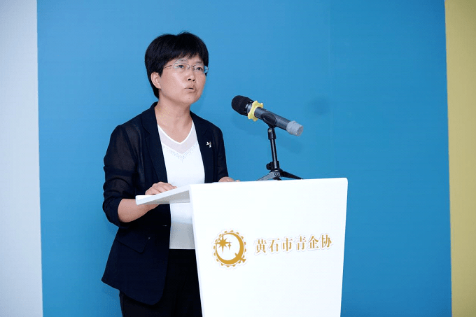 黄石市委常委周庆荣出席活动并讲话,市政府副市长李丽,华新水泥股份