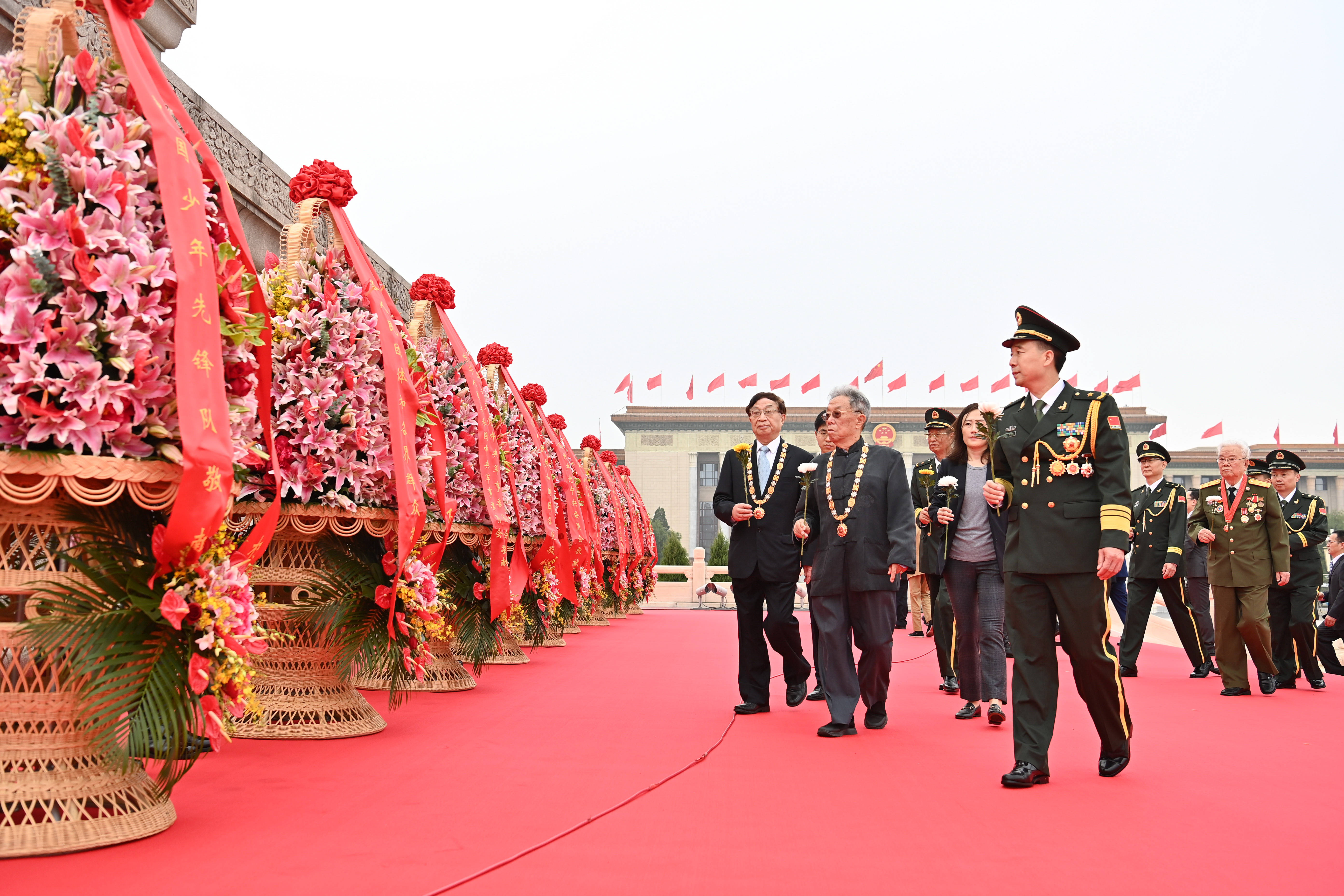 烈士纪念日向人民英雄敬献花篮仪式在京隆重举行