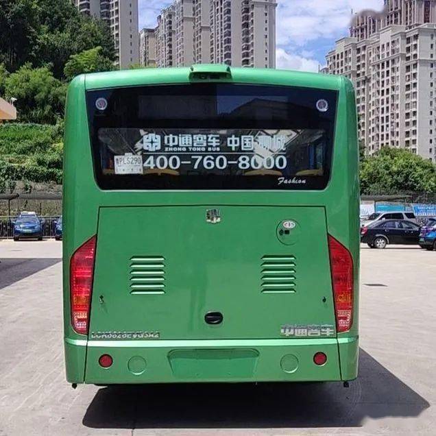 新能源纯电公交车,车长8米,外观以绿色为主色调.