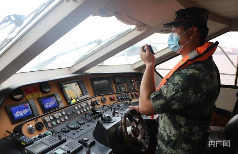 喊话劝离海缆保护区周边船舶(央广网发 厦门海警局供图)国庆节期间