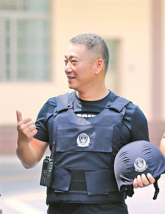 警徽耀南粵禁毒先鋒楊利勇他有一個信仰天下無毒