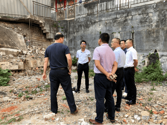 昭平县城一处挡土墙局部崩塌危急情况发生之后