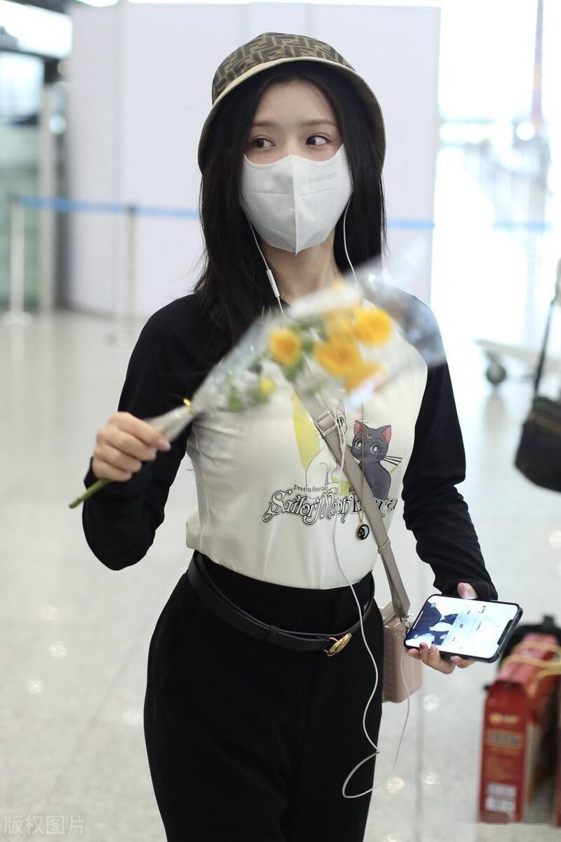 陈意涵独自现身机场手拿一束黄色小雏菊自拍心情超赞