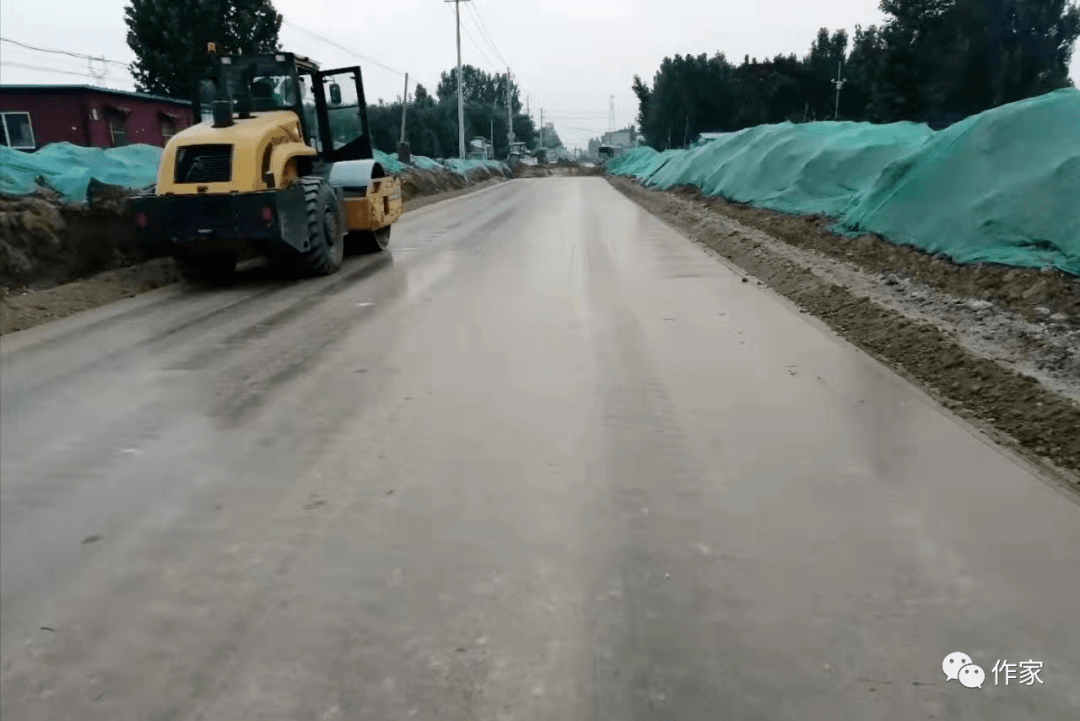 张凤垒尹燕默默奉献甘当农村公路养护的铺路石