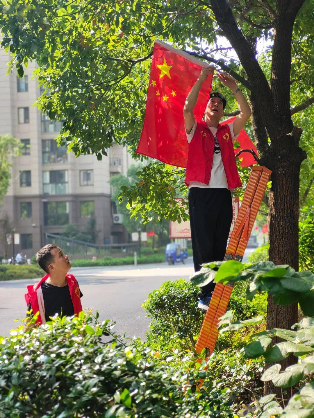 夕阳下的中国国旗图片