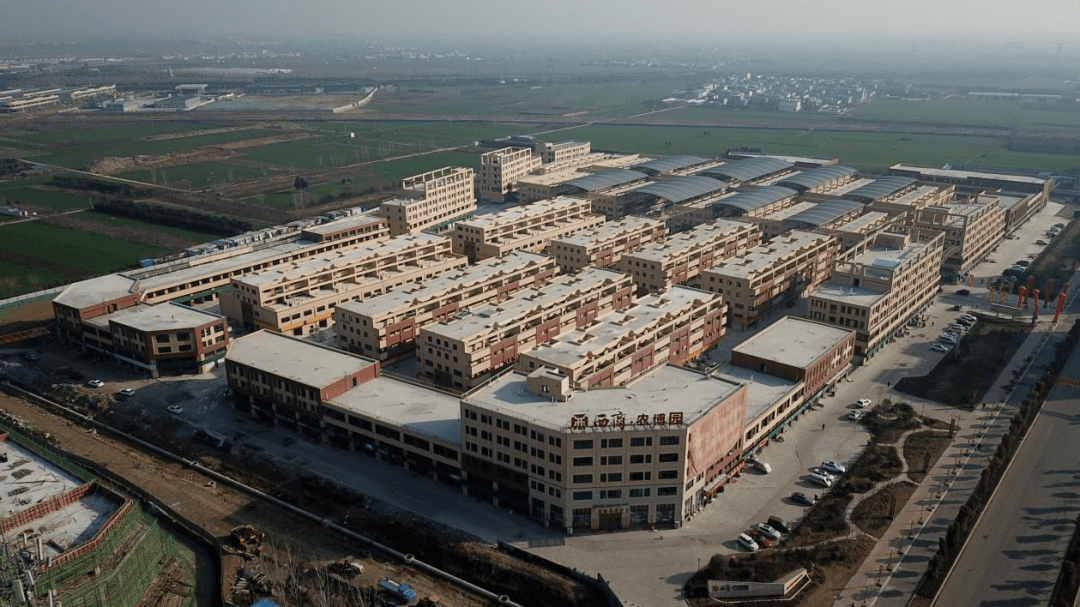 与国旗合影 庆祖国华诞暨西商集团民生项目巡展(三)