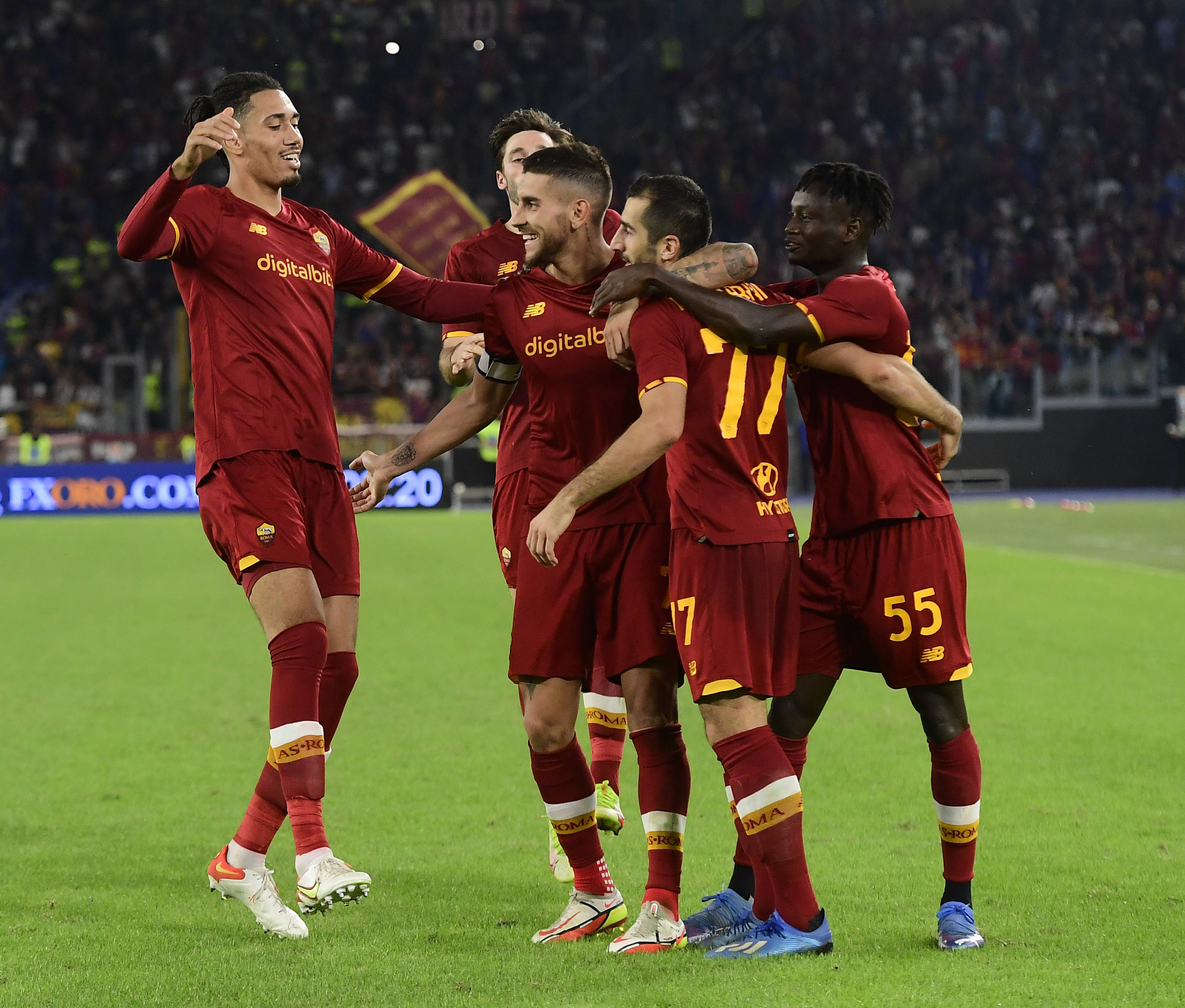 罗马,2021年10月4日10月3日,罗马队球员姆希塔良(中)进球后与队友庆祝
