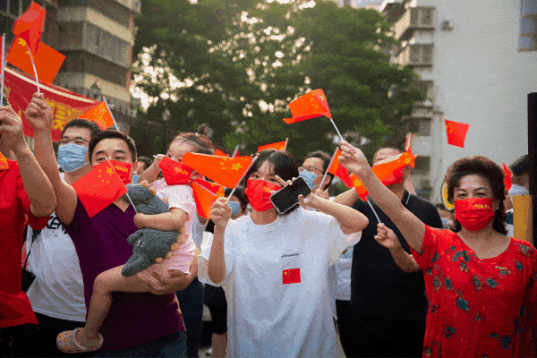 我与国旗合个影丨升起心中的国旗同心为抗疫加油
