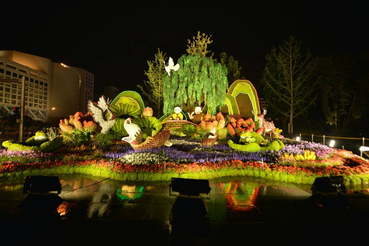 国庆节北京长安街沿线立体花坛夜景惊艳美轮美奂