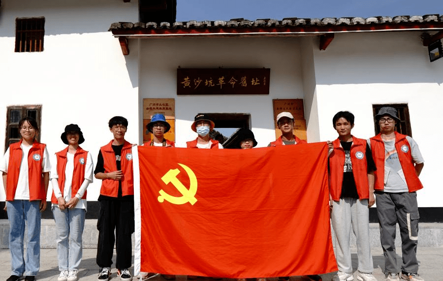 在广州从化,我们前往黄沙坑革命遗址,感受当地红色村落建设成果同时