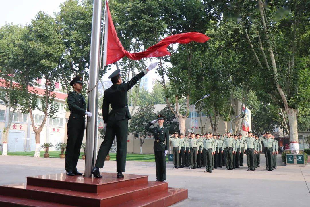 新聞河南省軍區直屬隊組織迎國慶升國旗儀式