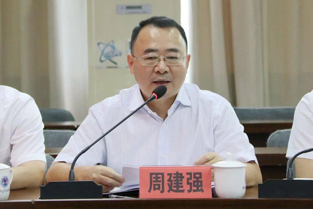 周建强在讲话中指出,这次人事调整,是根据中央和省市的要求,县委经过