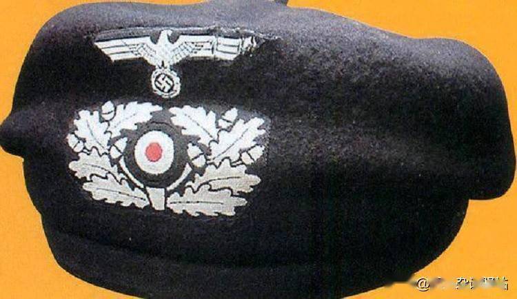 这款贝雷帽的盔布是由一块毛料制成,正面有德军装甲兵帽徽.