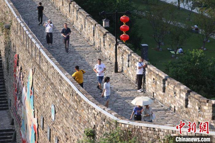 江苏省|民众登上南京明城墙赏风景过假期