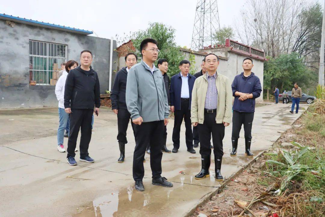 吕灿华察看农田排涝和抢收抢种工作情况