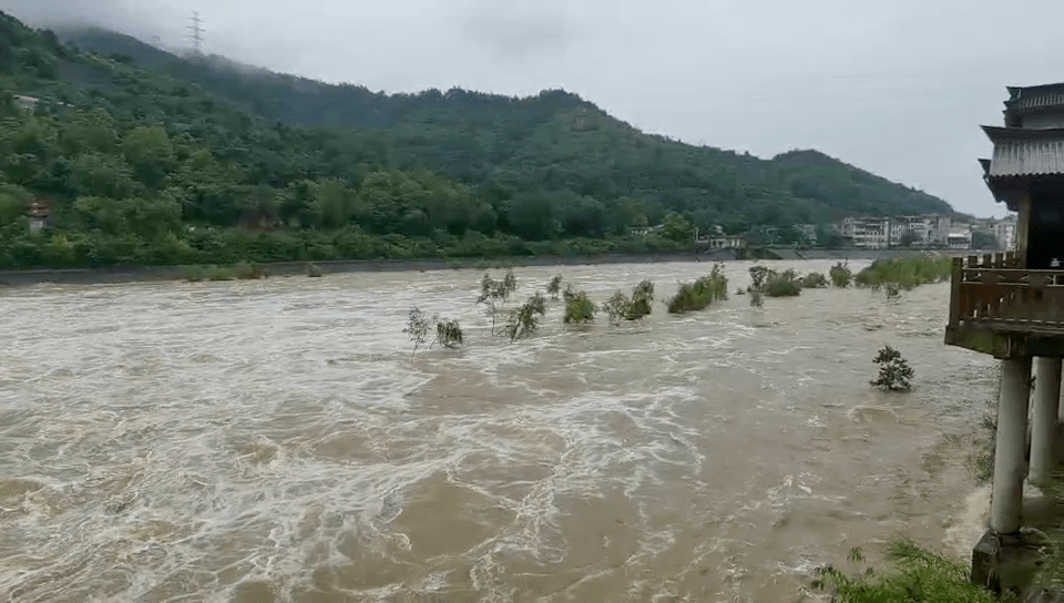 游客|泰山顶上游客挤厕所避寒过夜，多地关停，2万余人紧急撤离！