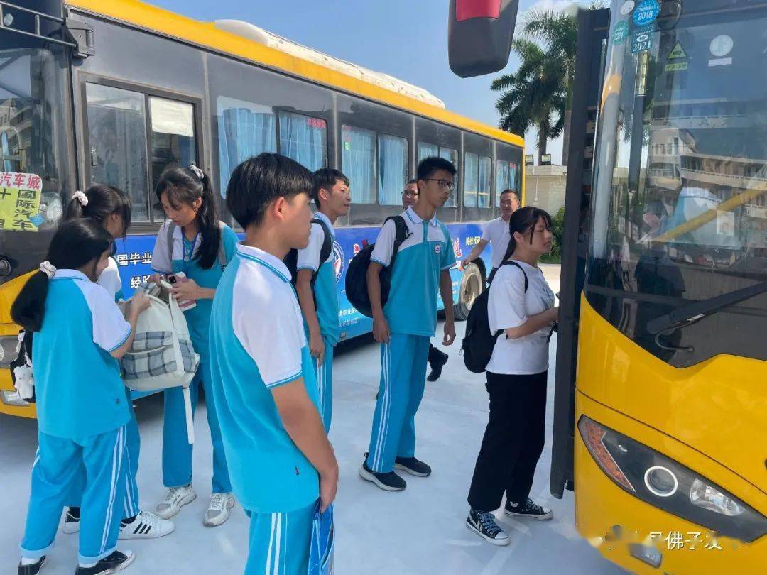 莫城权家住佛子镇芳兰村委会,距离佛子中学20多公里,且因为芳兰地处