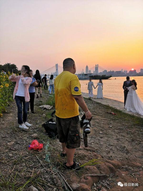 拍婚纱照的_一对新人在武汉网红地拍婚纱照,意想不到的一幕发生了