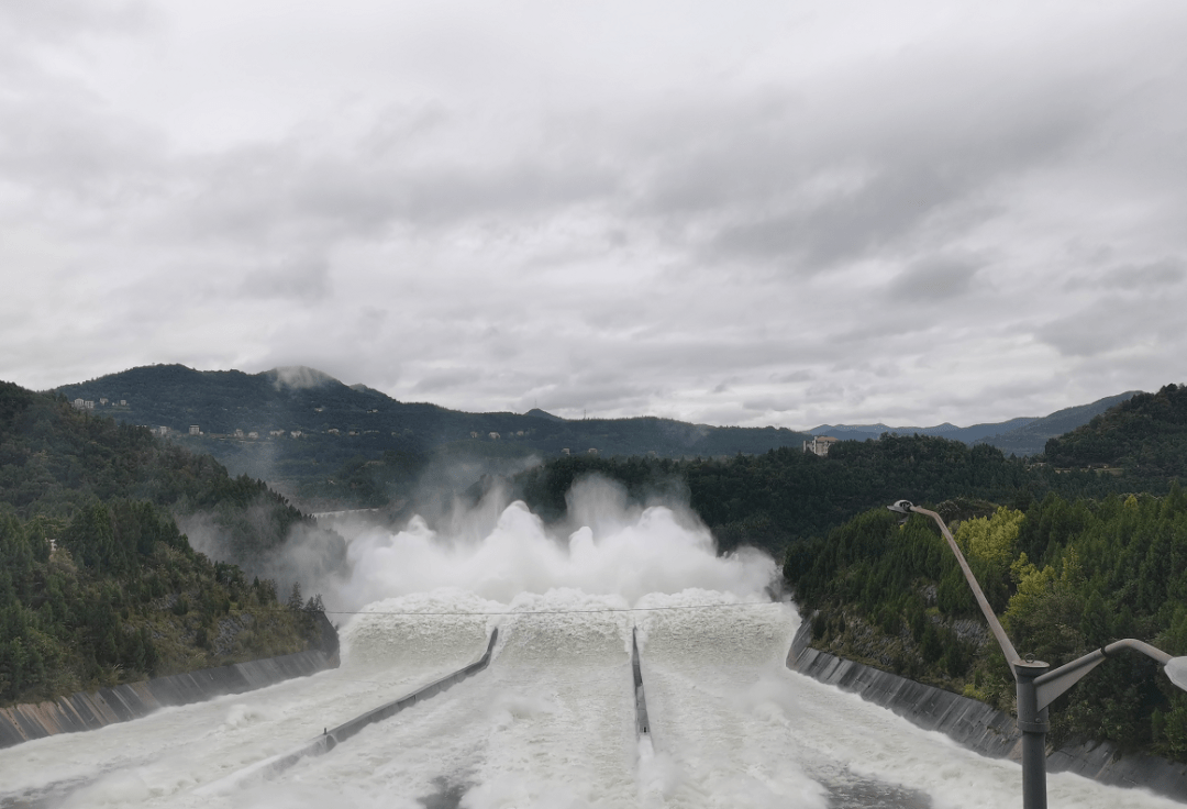 从10月4日起至6日上午,南部升钟水库泄洪总水量达到2个多亿立方米