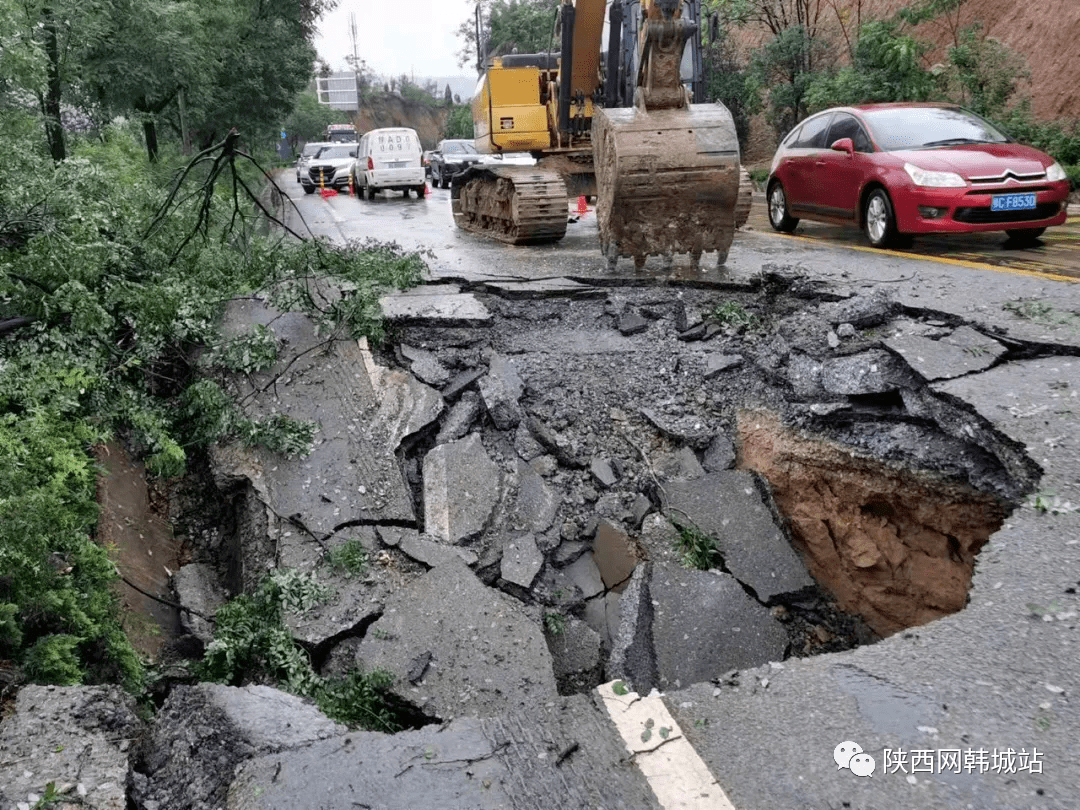 太原连续降雨致城市道路多处塌陷 市政工作人员雨中作业抢修