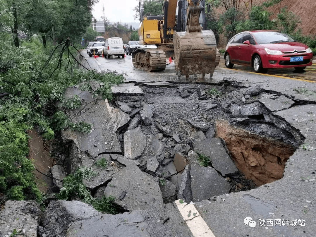 108国道芝川段路基路面塌陷临时交通管制(图)